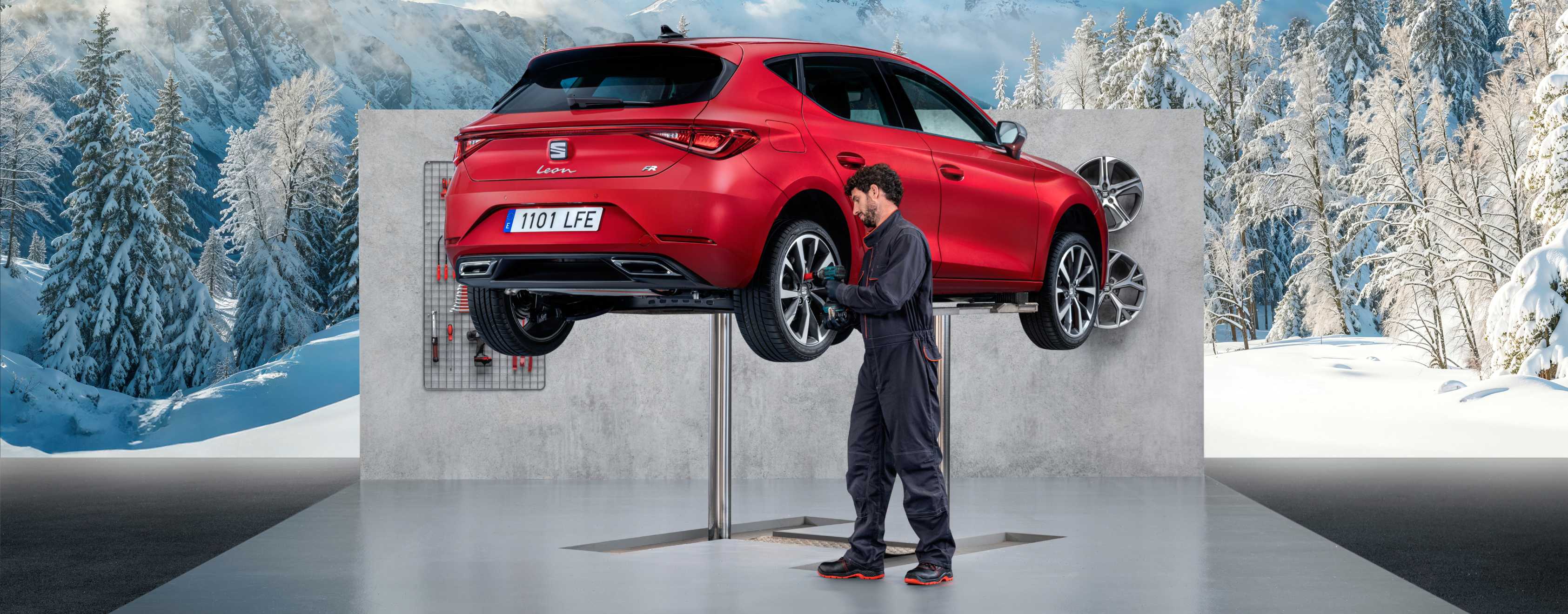 Servicio posventa en Canarias con SEAT León en un elevador mientras realizan un cambio de neumáticos