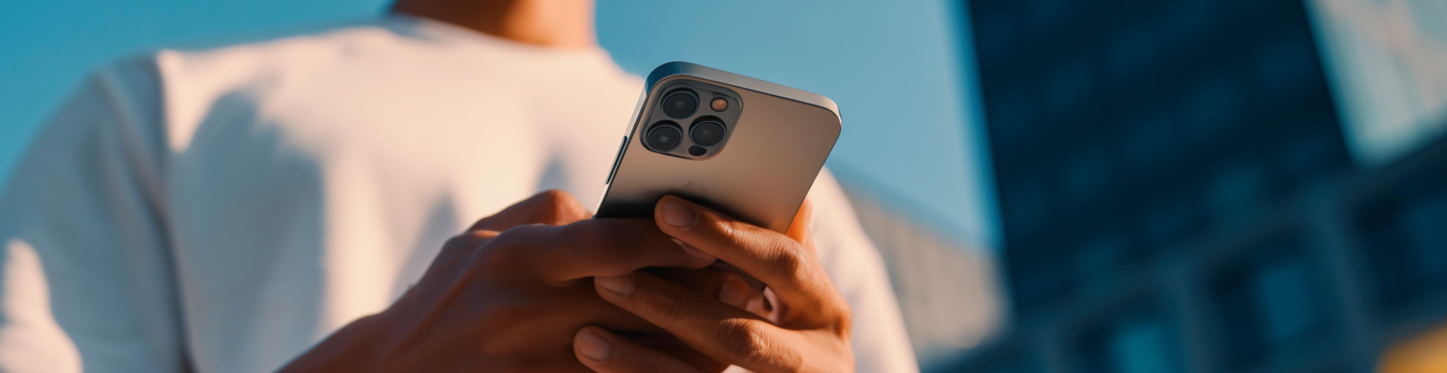 Hombre consulta en iphone apps de SEAT; fondo de ciudad con día soleado