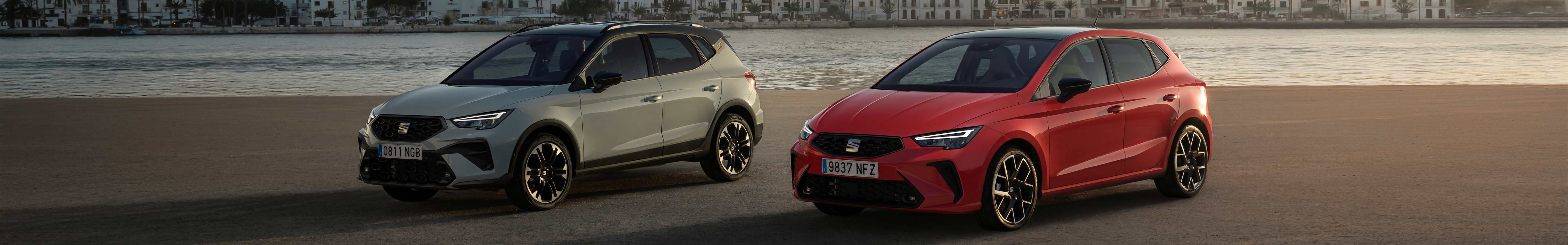 Nuevo SEAT Ibiza FR en color rojo liminal junto a nuevo Arona Style de color oniric lake