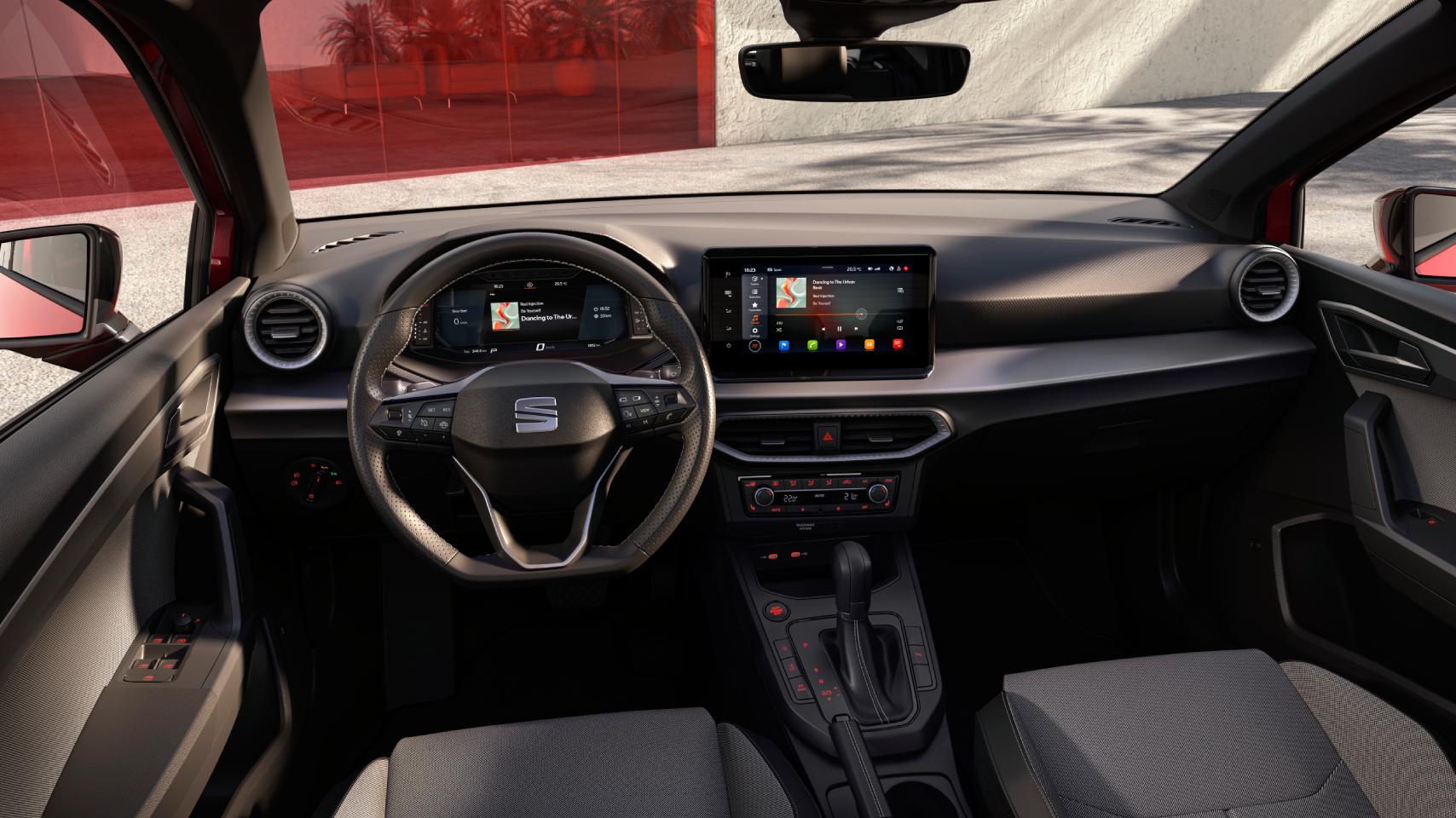 Vista del interior desde asiento de conductor del SEAT Ibiza 2026 mostrando detalles de la tapicería, la pantalla táctil o el volante