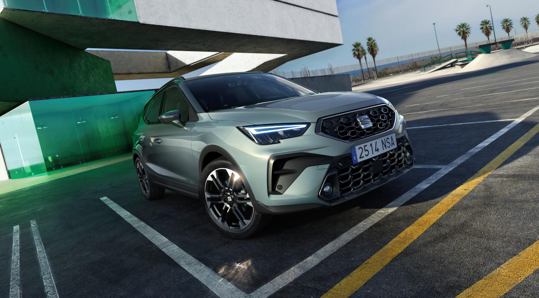 Vista frontal completa de un SEAT Arona Style 2026 aparcado al aire libre