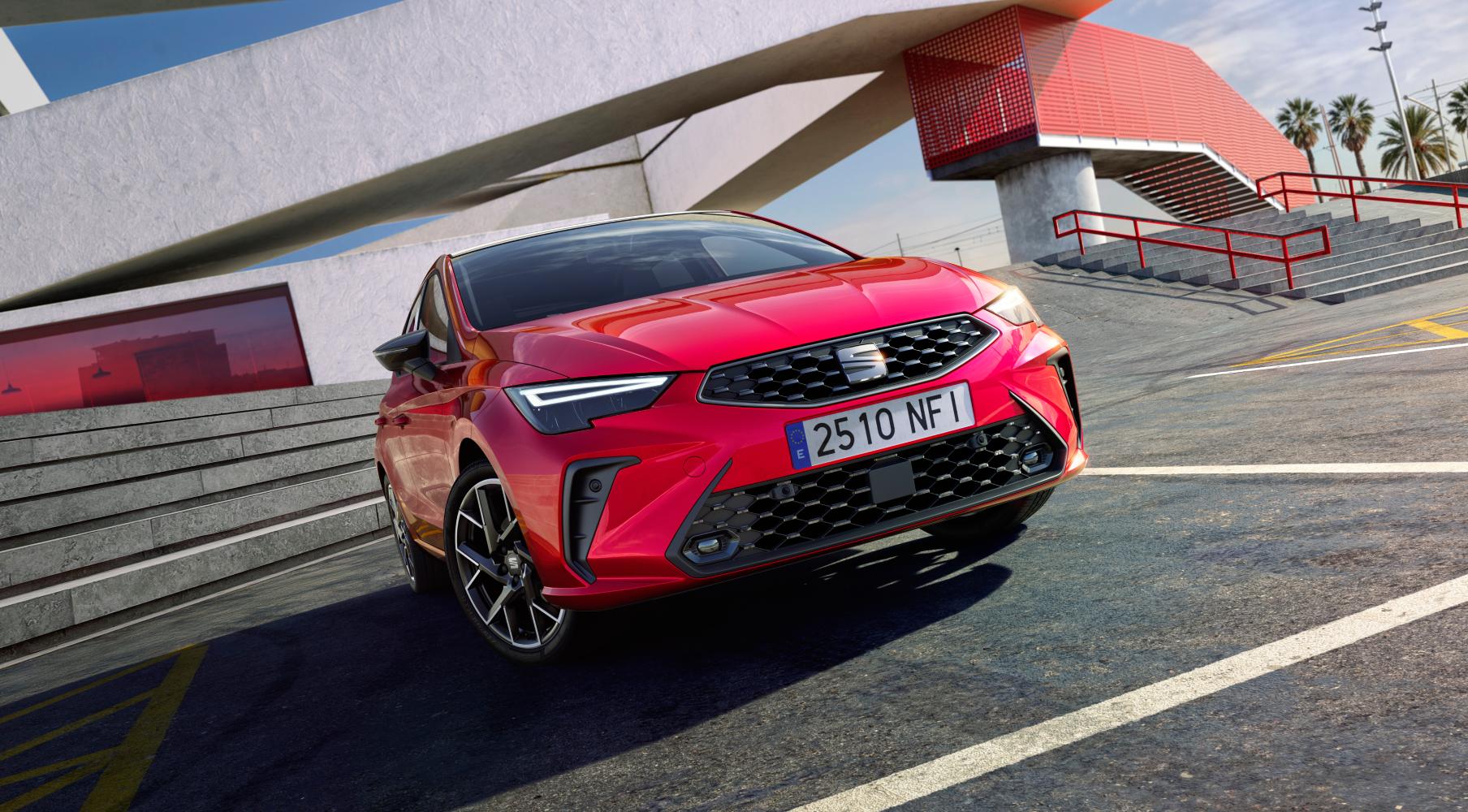 Vista frontal completa de un SEAT Ibiza FR 2026 de color rojo liminal aparcado al aire libre