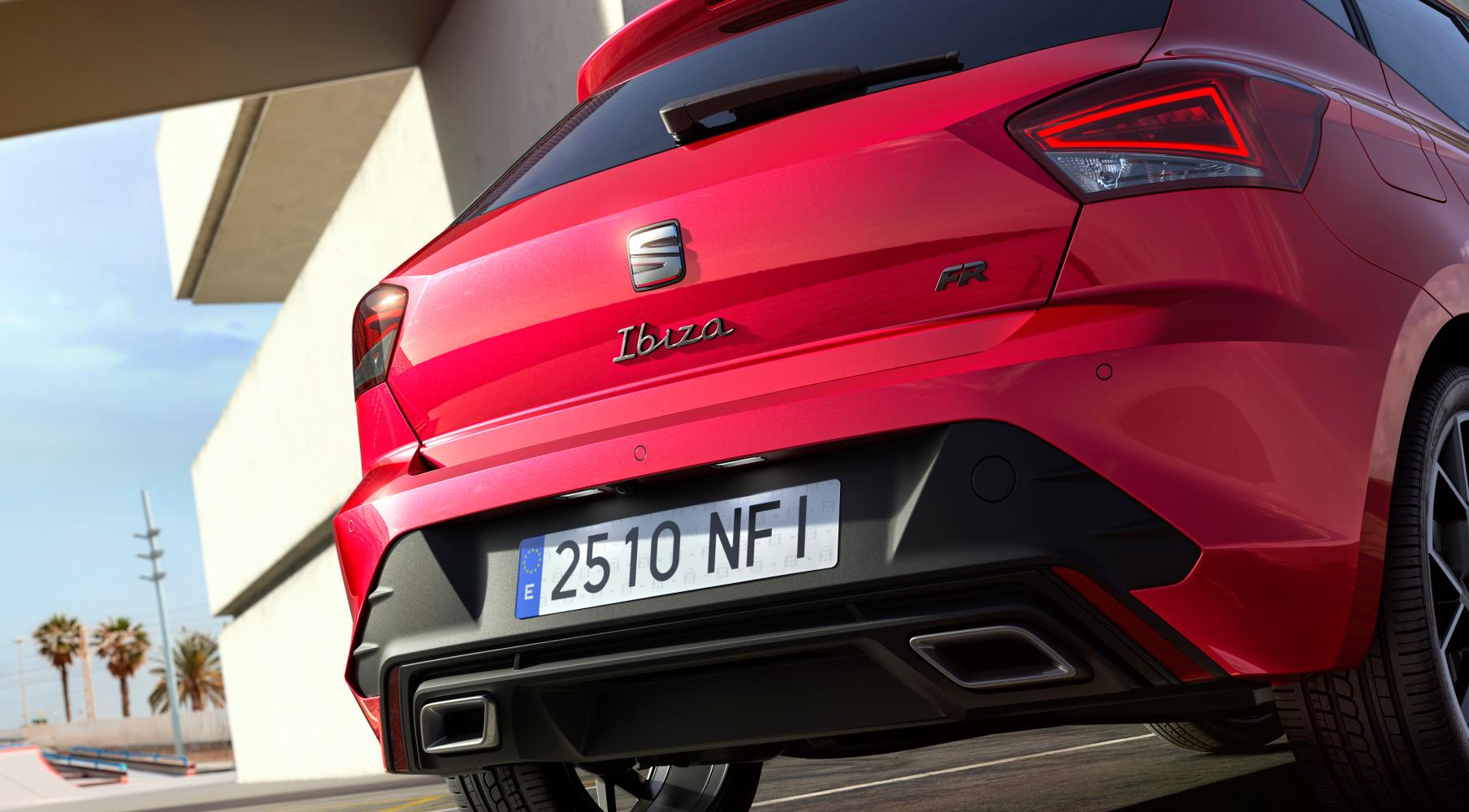 Vista trasera de un SEAT Ibiza de color rojo liminal