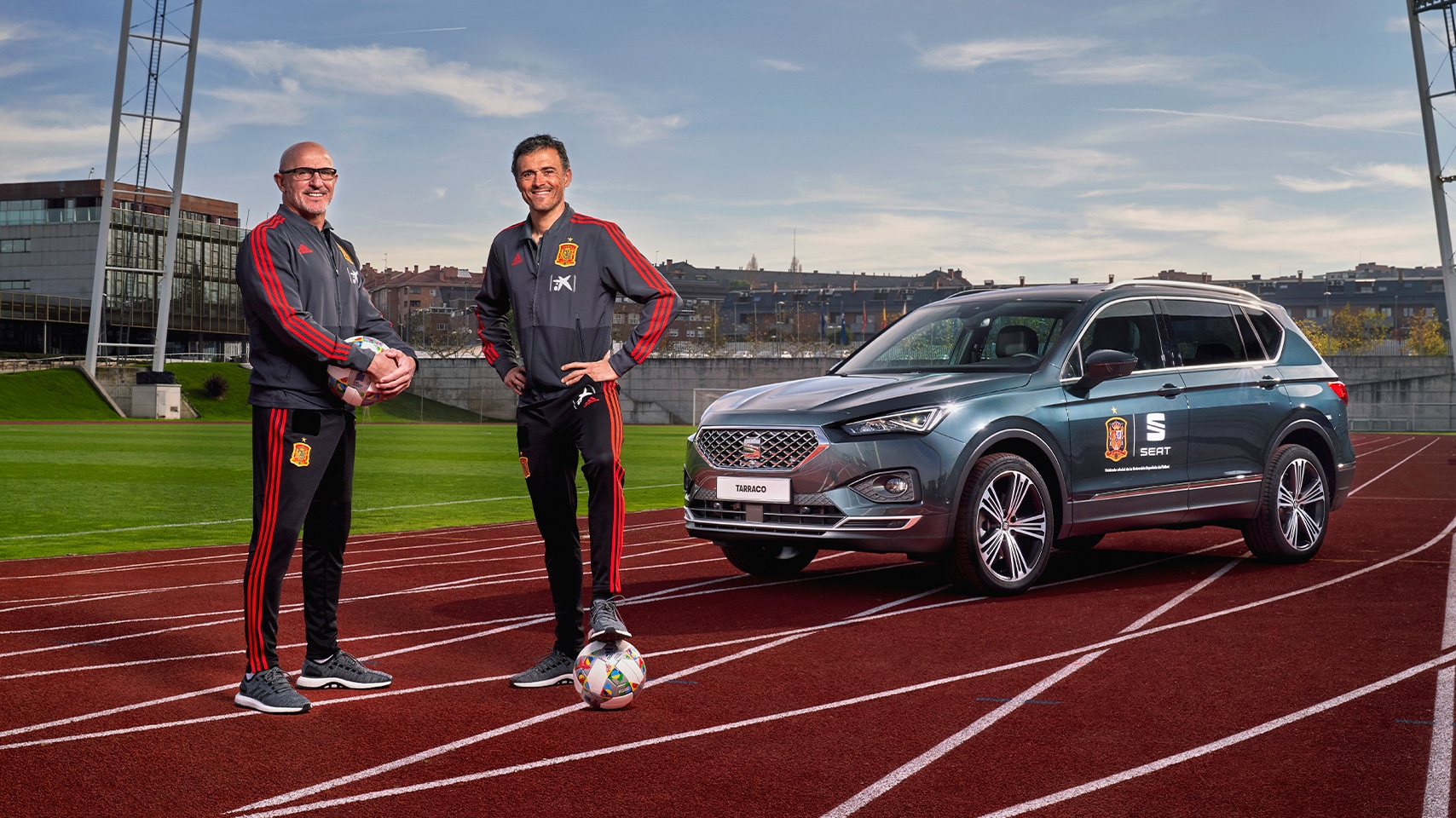 Luis de la Fuente y Luis Enrique con un SEAT Tarraco