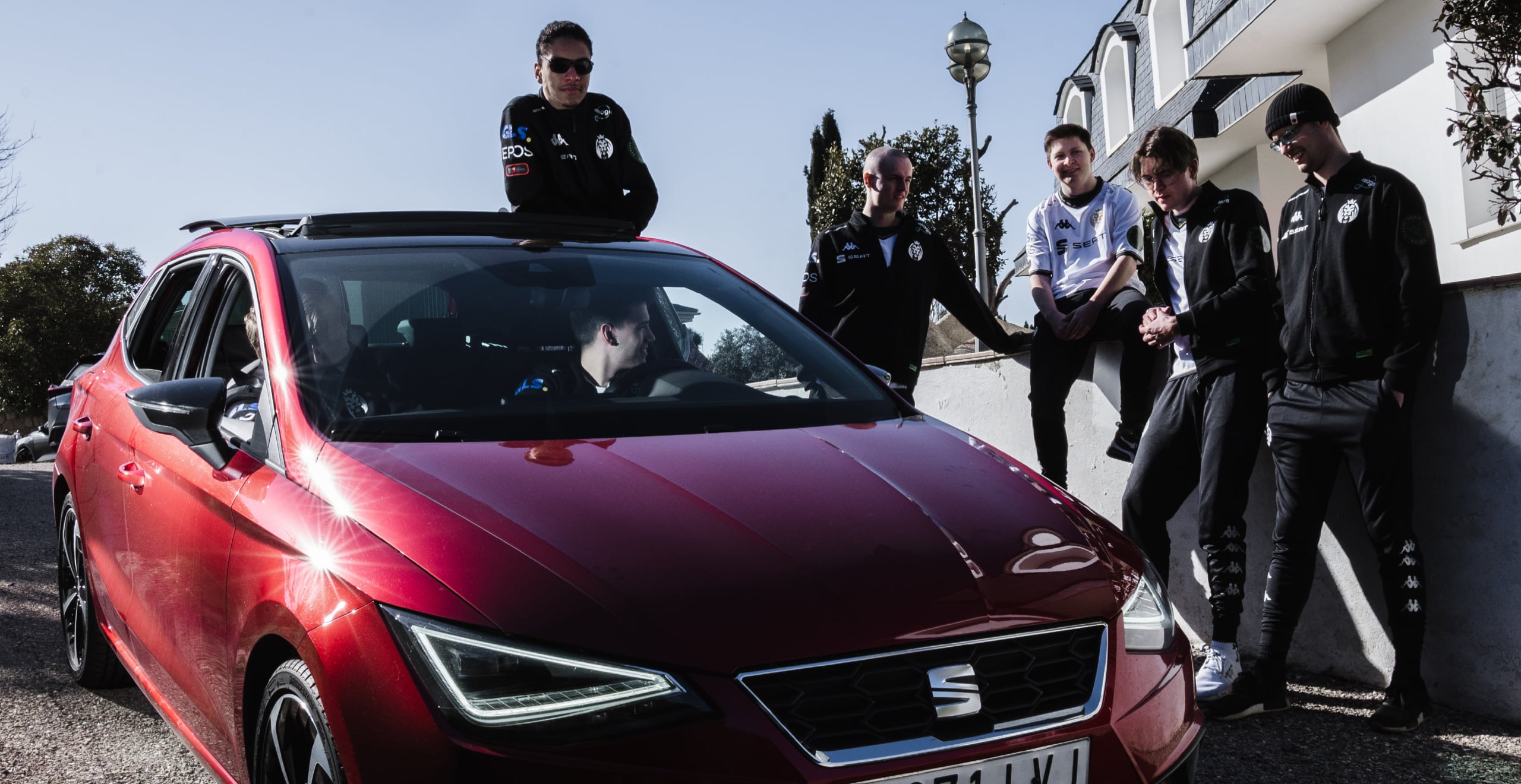 Equipo MADLions junto al SEAT Ibiza
