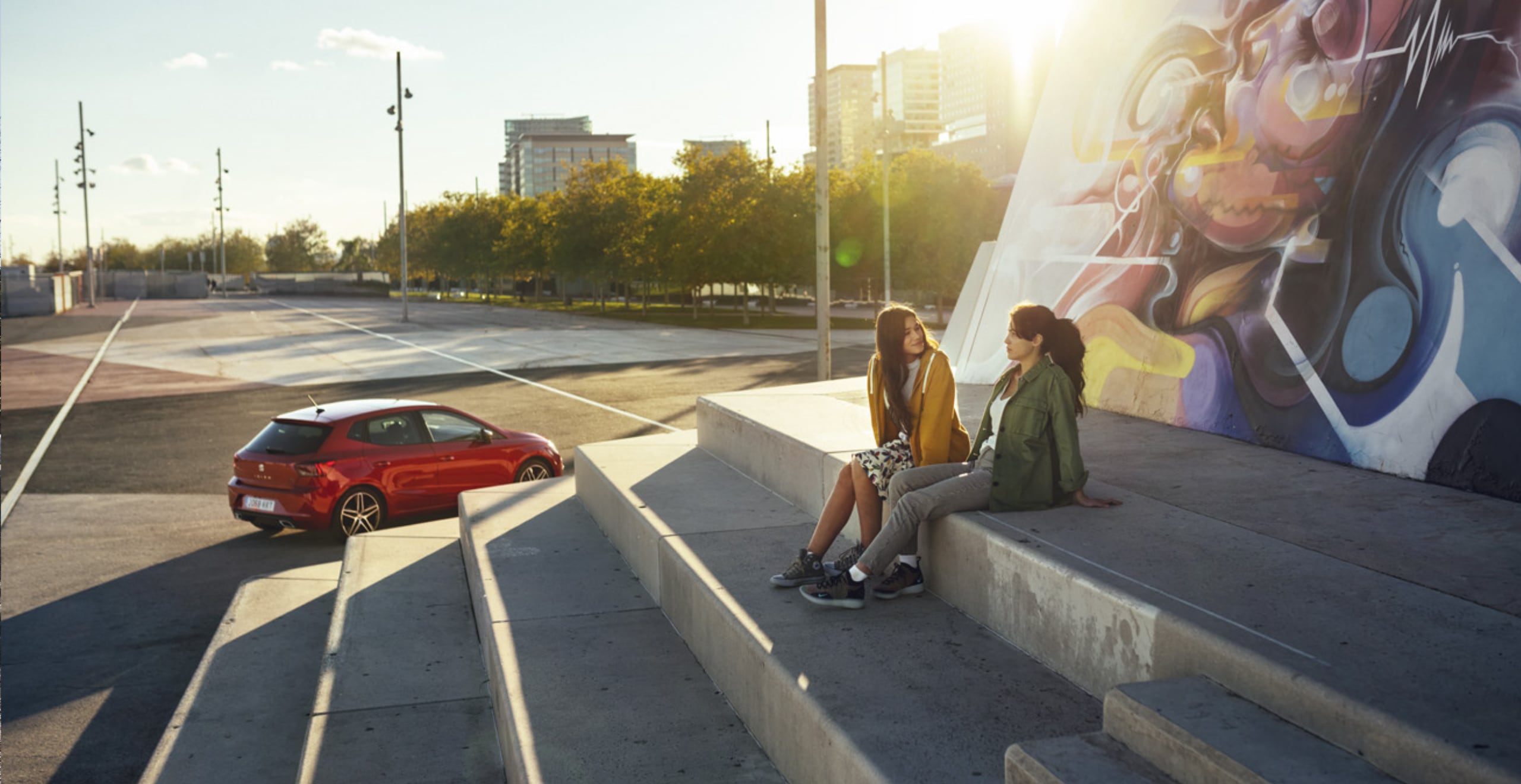 SEAT Ibiza con chicas sentadas conversando 