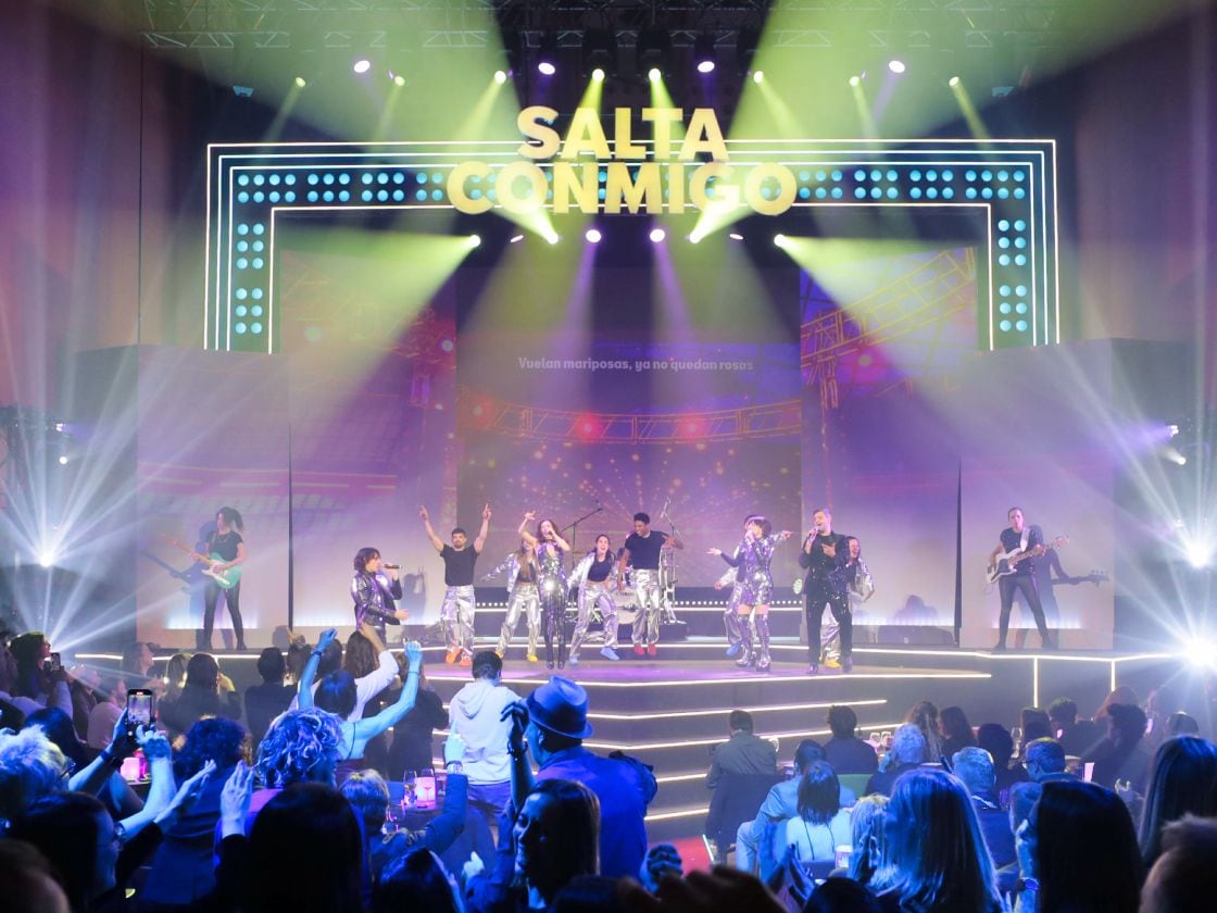 Ovación al finalizar canción en el escenario del musical Salta Conmigo