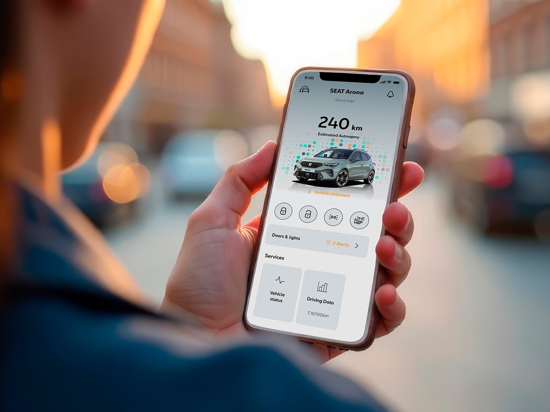 Persona sujetando su smartphone usando my seat app Persona sujetando su smartphone usando my seat app
