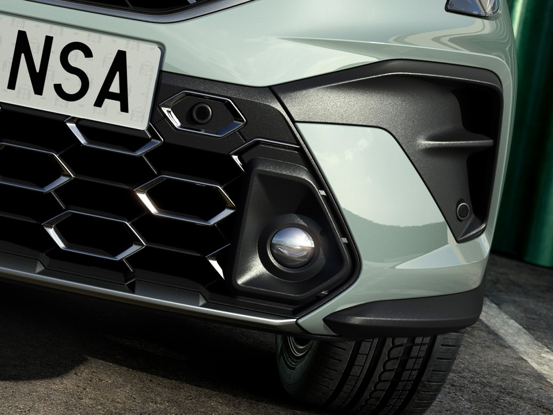 Primer plano de uno de los faros antiniebla del SEAT Arona Primer plano de uno de los faros antiniebla del SEAT Arona