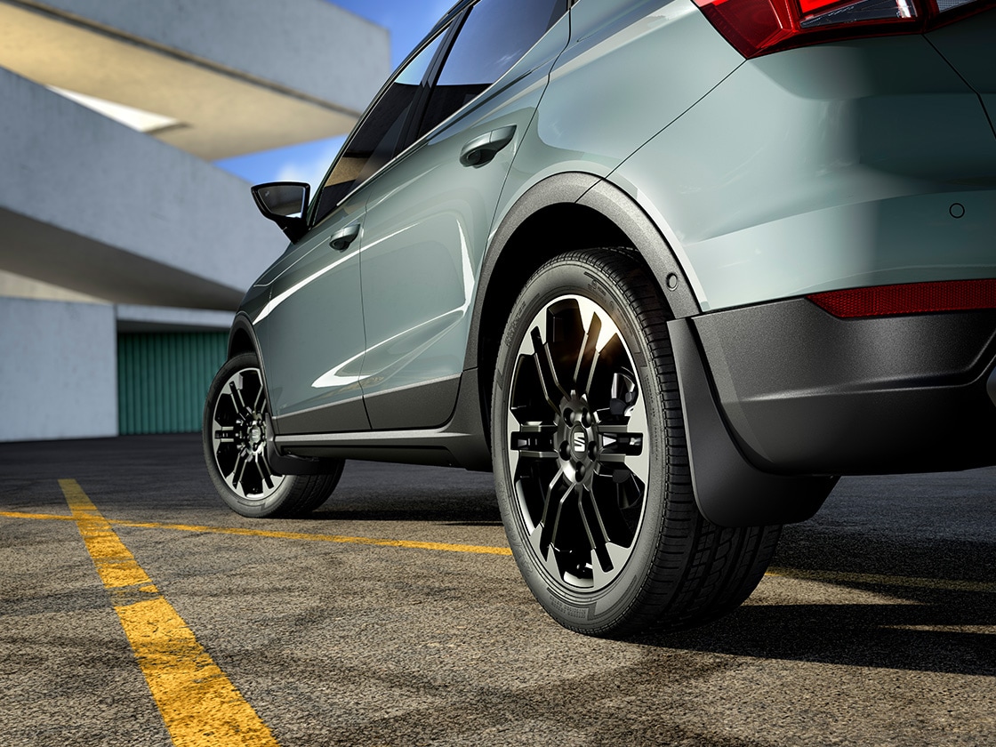 SEAT Arona en negro con guardabarros delanteros y traseros negros a juego para proteger y dar estilo al coche.