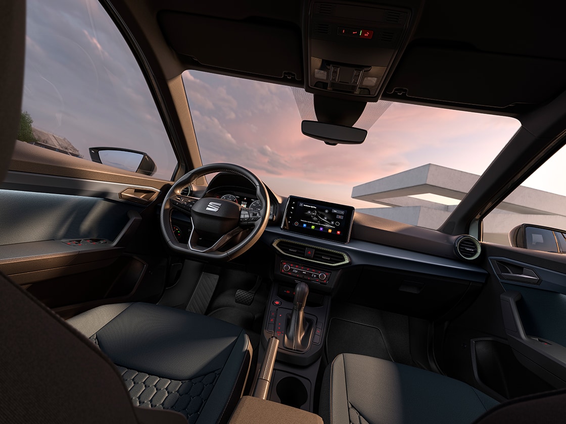 Vista interior del SEAT Arona que muestra algunos detalles de diseño, como el volante, el salpicadero o parte de la tapicería