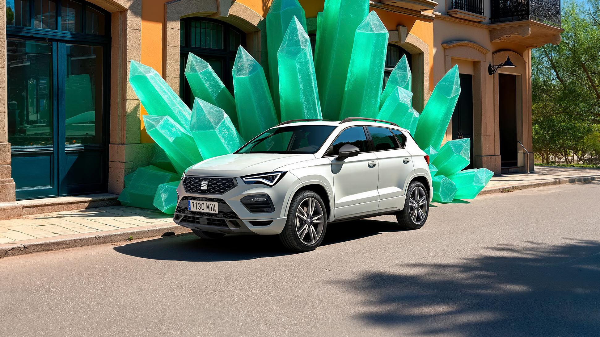 SEAT Ateca 2025 en blanco contra una figura verde y artística en un paraje urbano.