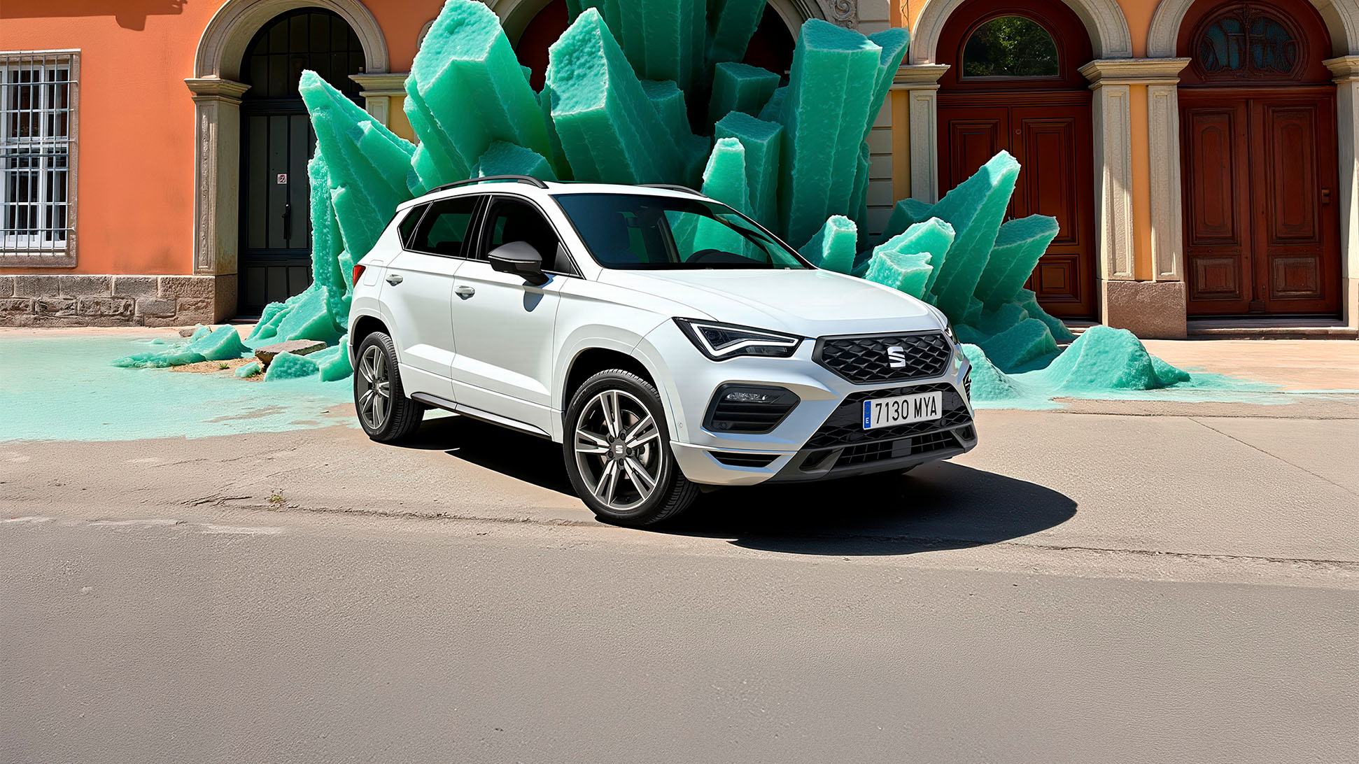 SEAT Ateca aparcado en un entorno urbano que contrasta con el color del coche, donde se ve el estilo elegante de su diseño.