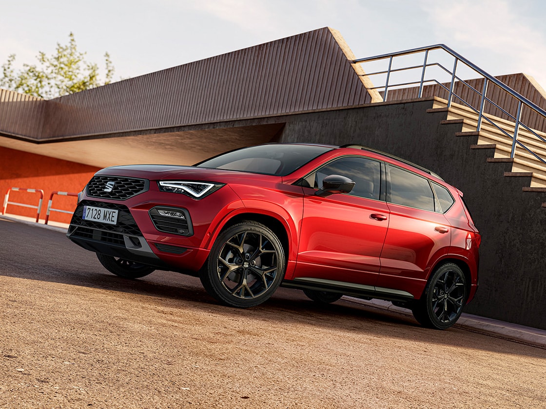 detalles del diseño exterior del SEAT Ateca en un entorno soleado al aire libre.