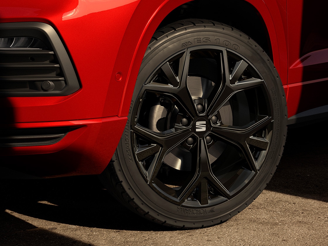primer plano de las llantas de aleación de 48 cm (19'') en negro brillante disponibles en la edición 75 Aniverario para el SEAT Ateca.