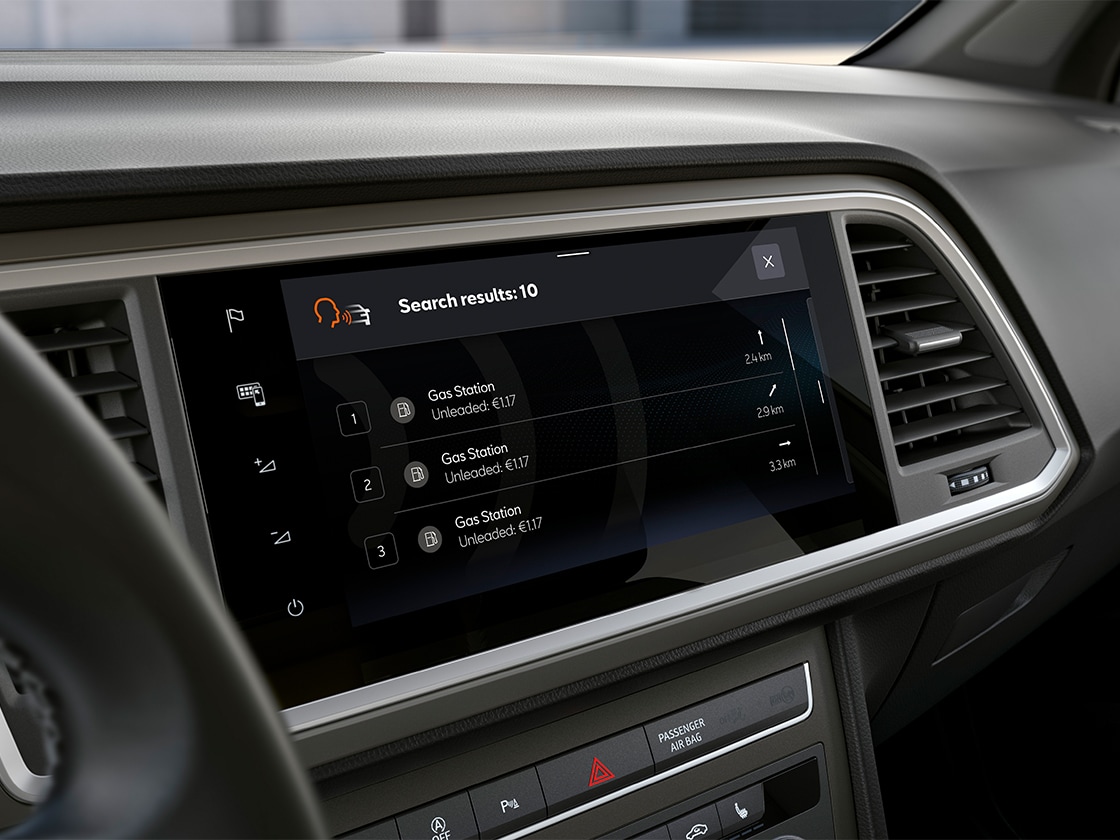 sistema de navegación del SEAT Ateca mejorado en la pantalla táctil central. Este sistema ofrece actualizaciones en línea en tiempo real.