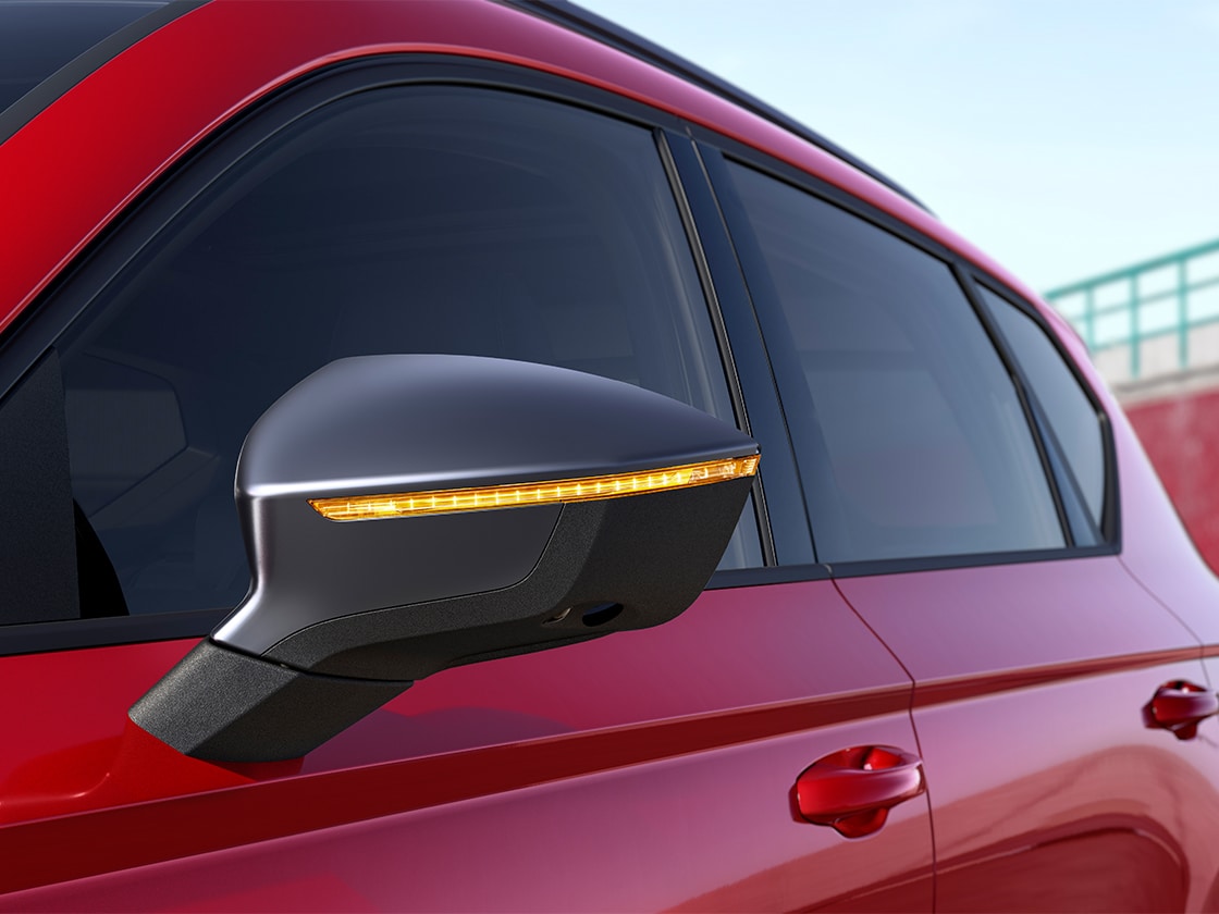 El asistente de salida del SEAT Ateca detecta los vehículos que se aproximan en un ángulo muerto.