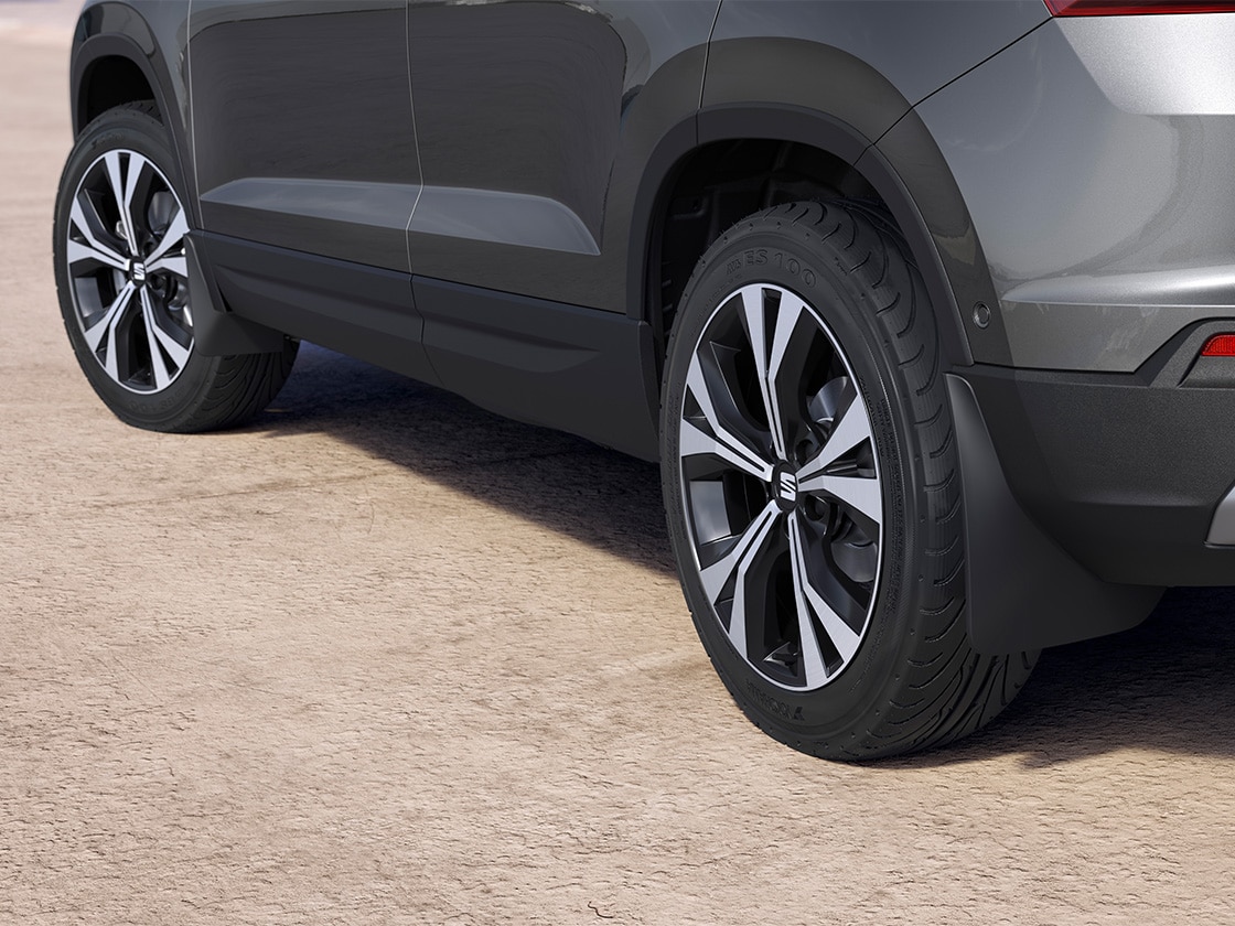 Primer plano de un SEAT Ateca negro donde se ven los guardabarros delanteros y traseros.