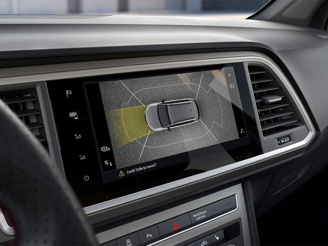 primer plano del asistente de aparcamiento del SEAT Ateca desde el interior del vehículo.