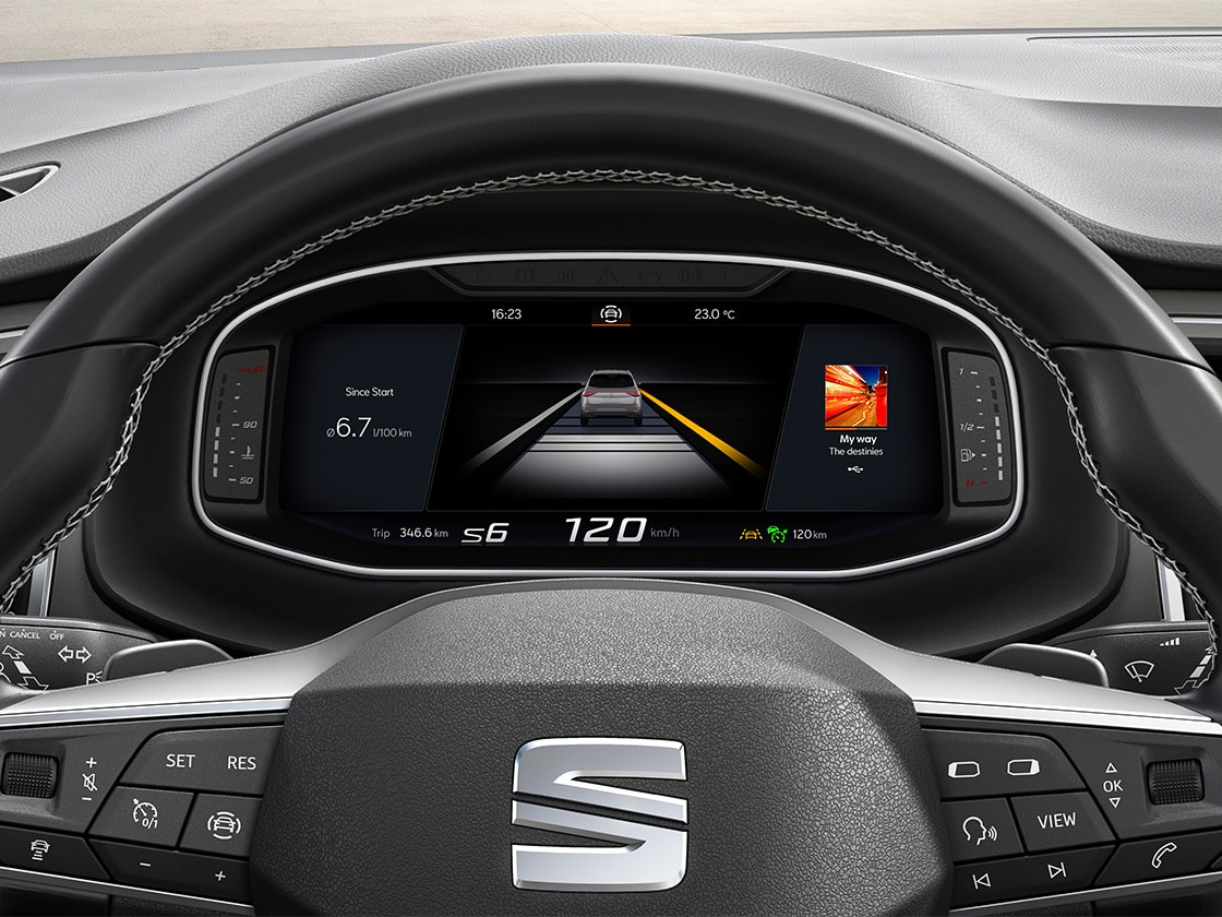 Vista interior del nuevo SEAT Ateca que destaca el habitáculo de conducción y la pantalla del asistente de salida involuntaria de carril; una función que te ayuda a mantenerte dentro de tu carril.