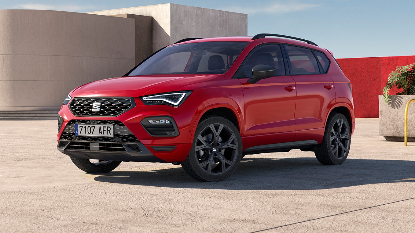 SEAT Ateca rojo con parachoques urbanos aerodinámicos y rieles de techo negros.