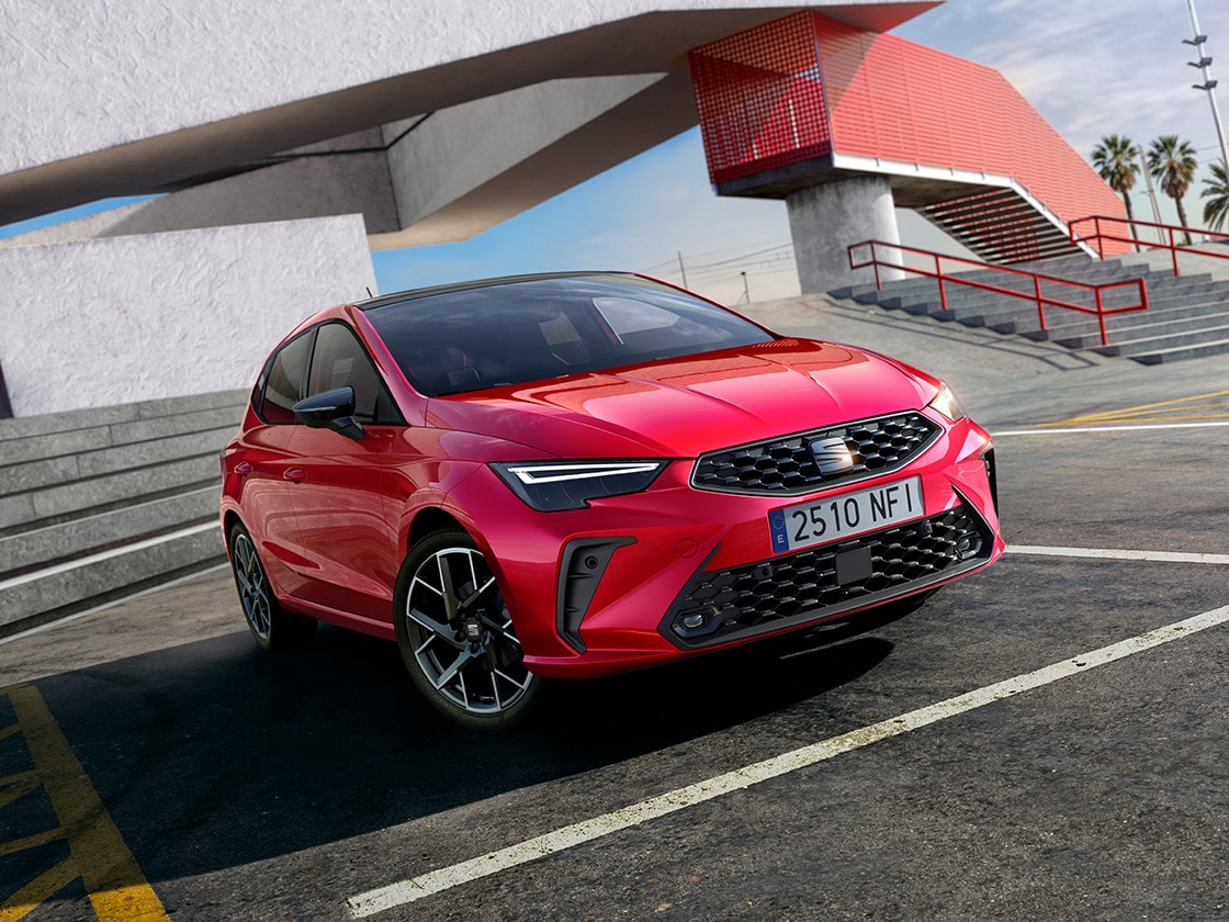 Vista lateral del SEAT Ibiza fr aparcado al aire libre 