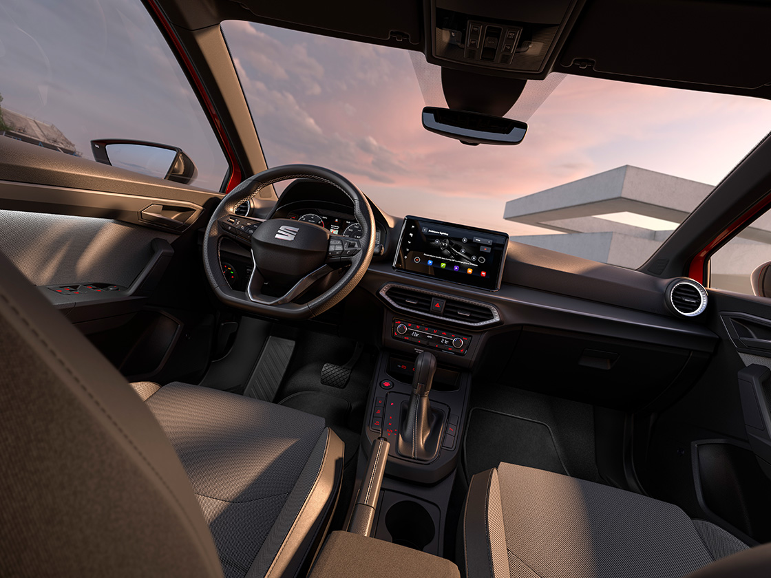 Vista interior del SEAT Ibiza mostrando sus detalles, como la tapicería. 