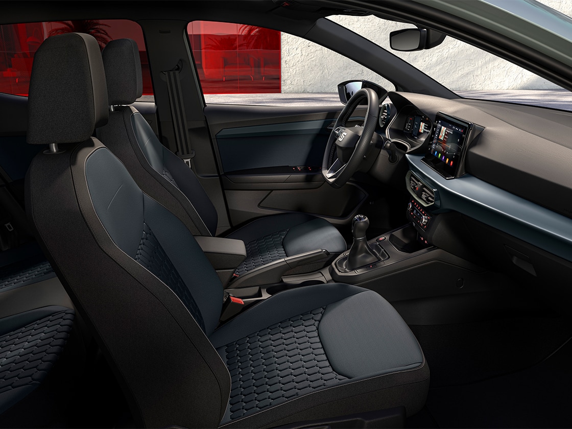 Detalles del interior del SEAT Ibiza, incluidos los asientos de serie con relieve para el Style en Aurora 