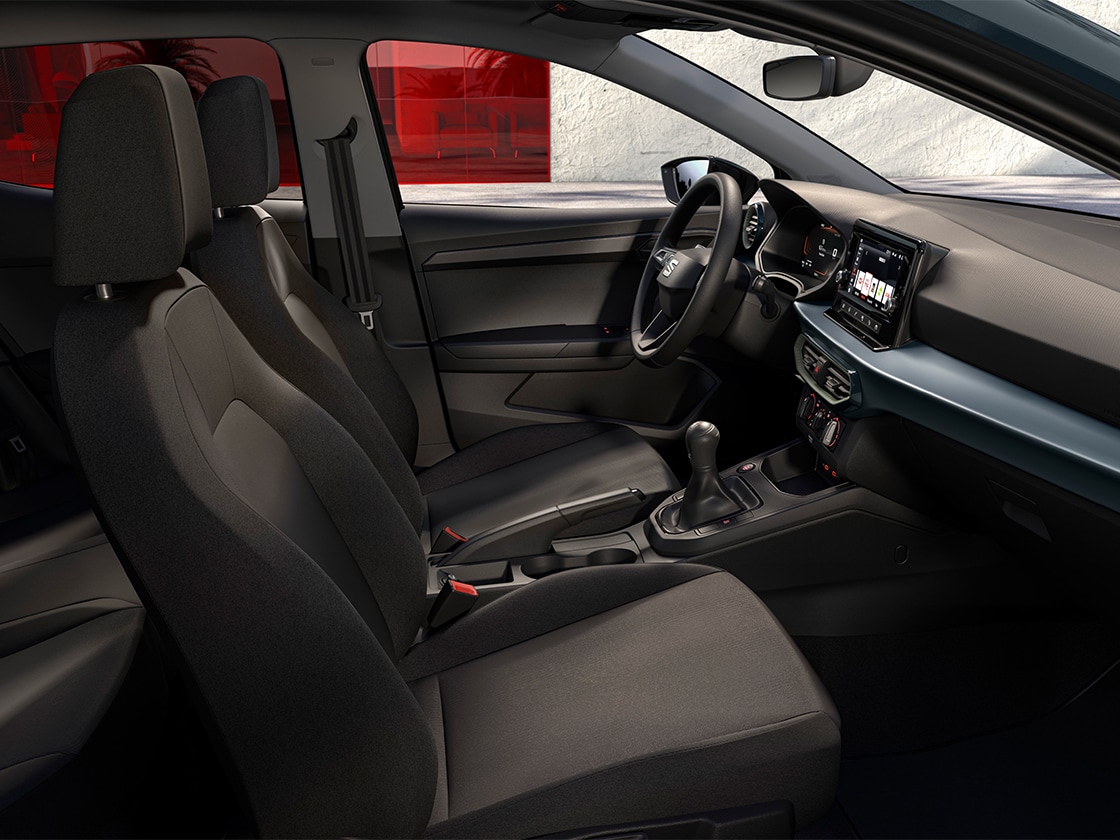 Detalles del interior del SEAT Ibiza, incluidos los asientos de tela Comfort para el reference en tono acero. 