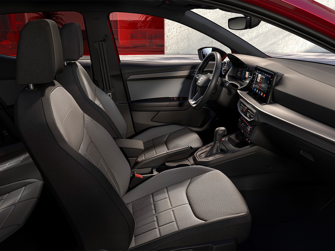 Detalles del interior del SEAT Ibiza, con los asientos de serie grabados para la versión FR en tapicería NUANCE.