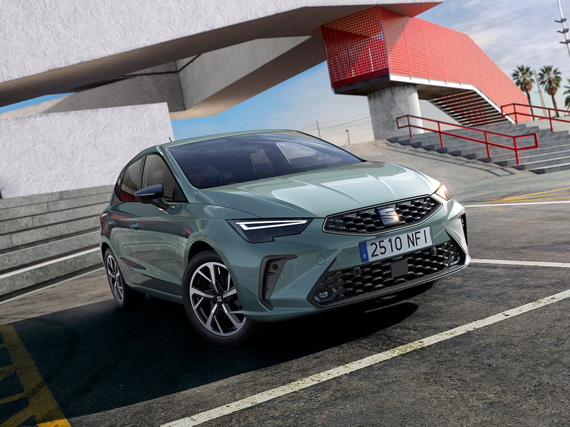 Vista lateral del Ibiza aparcado al aire libre 