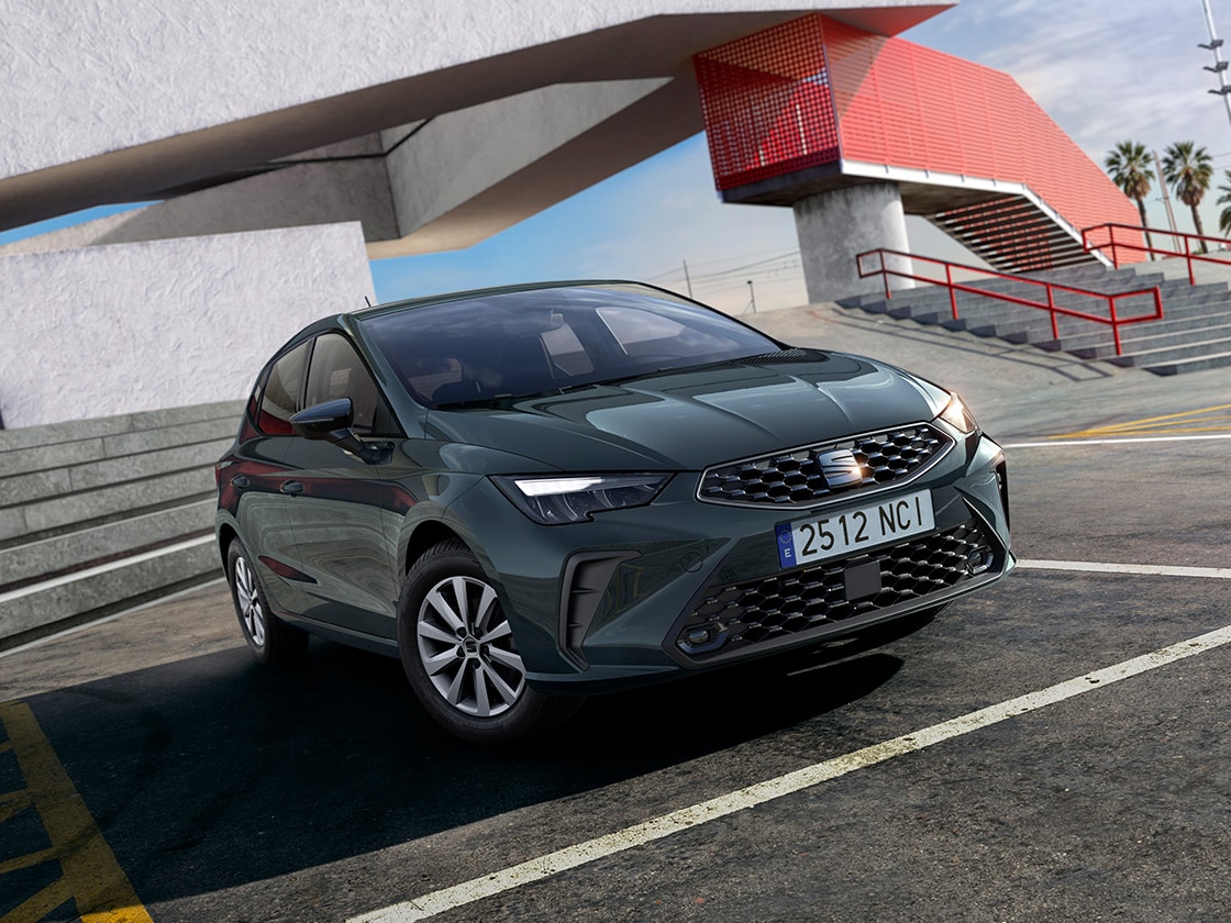 Vista lateral del SEAT Ibiza aparcado al aire libre 