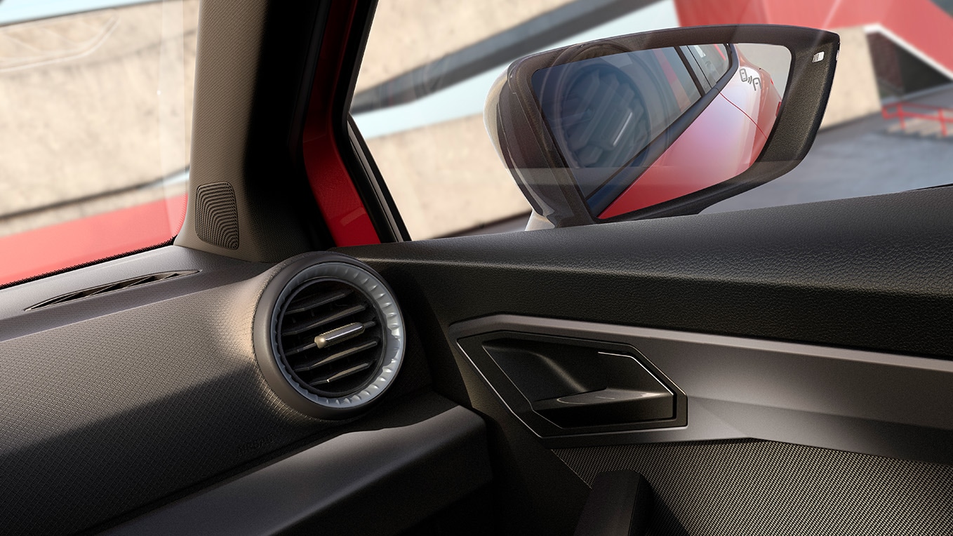 Vista parcial del interior mostrando algunos detalles y el retrovisor lateral derecho. 