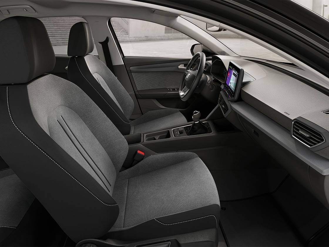 Vista interior del SEAT León con cómodos asientos de tela, que hacen posible una conducción relajada y práctica.
