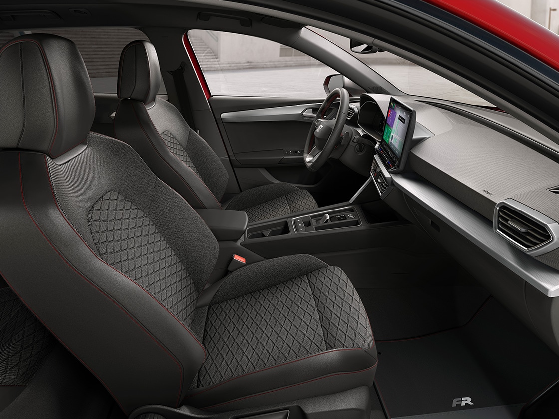Vista interior del SEAT León con cómodos asientos de tela FR, que combinan un apoyo ergonómico y un diseño elegante para lograr un viaje de lo más confortable.