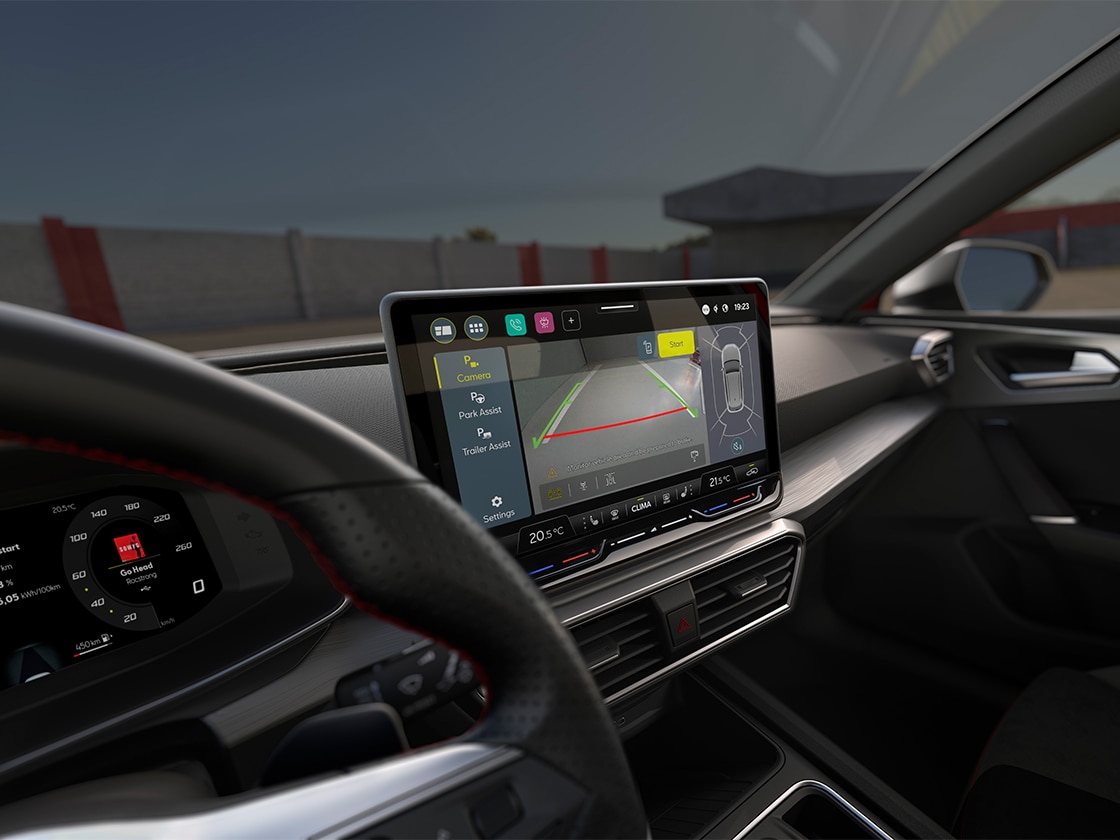 Vista interior del SEAT León, donde se ve su pantalla táctil de 32,7 cm (12,9”) y la función de asistente de aparcamiento (incluye cámara de visión trasera), para mostrar que el conductor puede aparcar sin problemas gracias a esta tecnología.