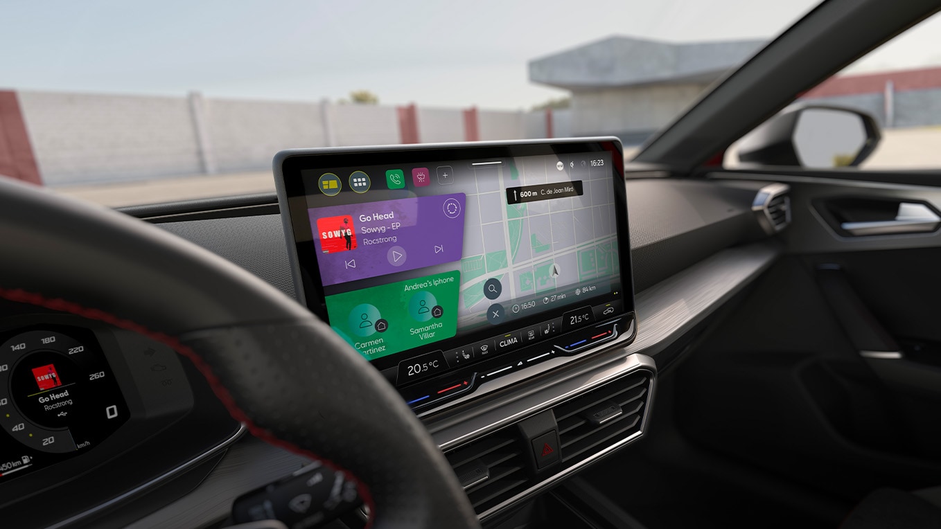 Interior del SEAT León donde aparece parcialmente el volante y su completa pantalla táctil Dynamic del salpicadero para disfrutar de un control total durante la conducción.