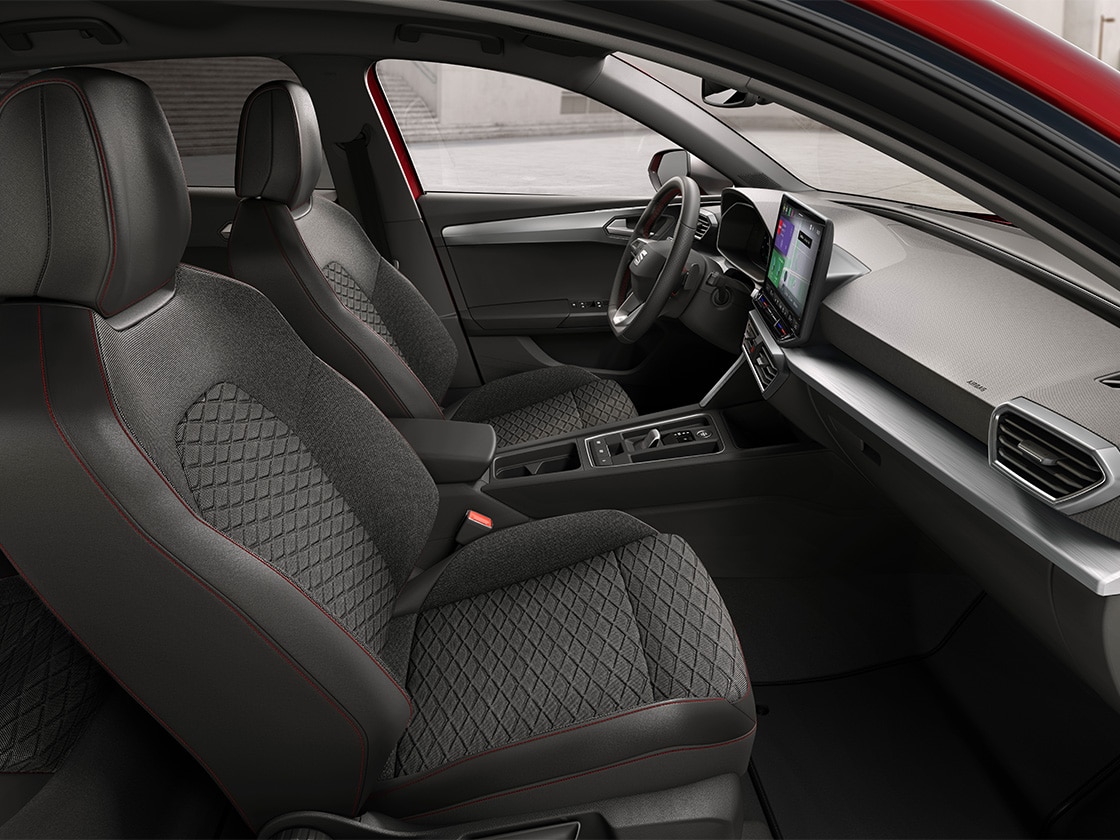 Vista interior del SEAT León Sportstourer FR con cómodos asientos de tela FR, que combinan un apoyo ergonómico y un diseño elegante para lograr un viaje de lo más confortable.
