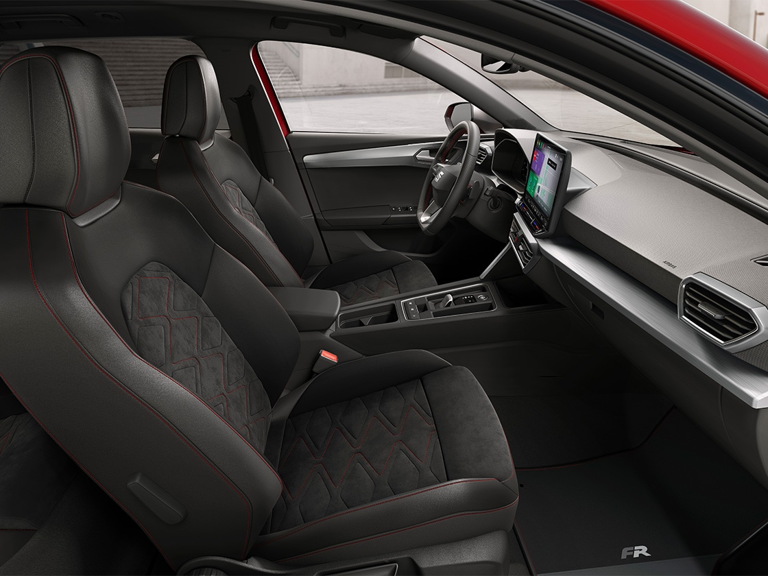 Vista interior del SEAT León Sportstourer FR con tapicería Dinámica, diseñados para ofrecer el máximo apoyo y una experiencia deportiva y cuidada al volante.