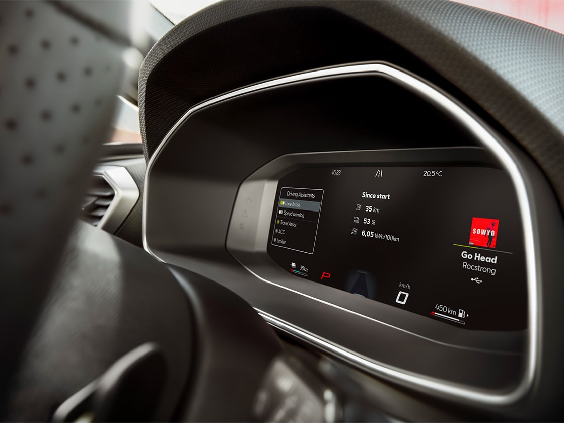 Vista interior del salpicadero digital del SEAT León Sportstourer 2025, compatible con Apple Carplay inalámbrico y Android Auto Carplay, junto con el asistente de salida involuntaria y asistencia avanzada para la conducción.