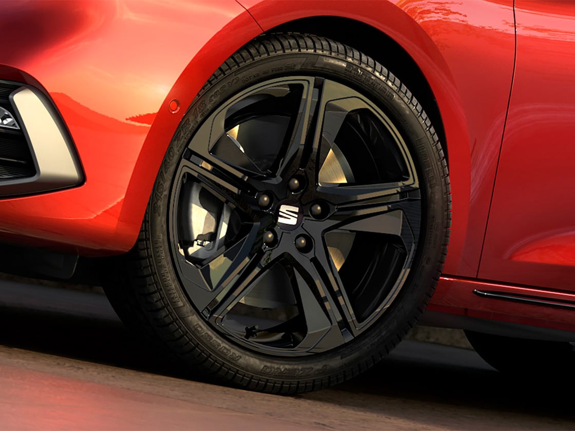 Llantas de aleación de 46 cm (18”) del SEAT León Sportstourer 75º Aniversario para un look atrevido y elegante.