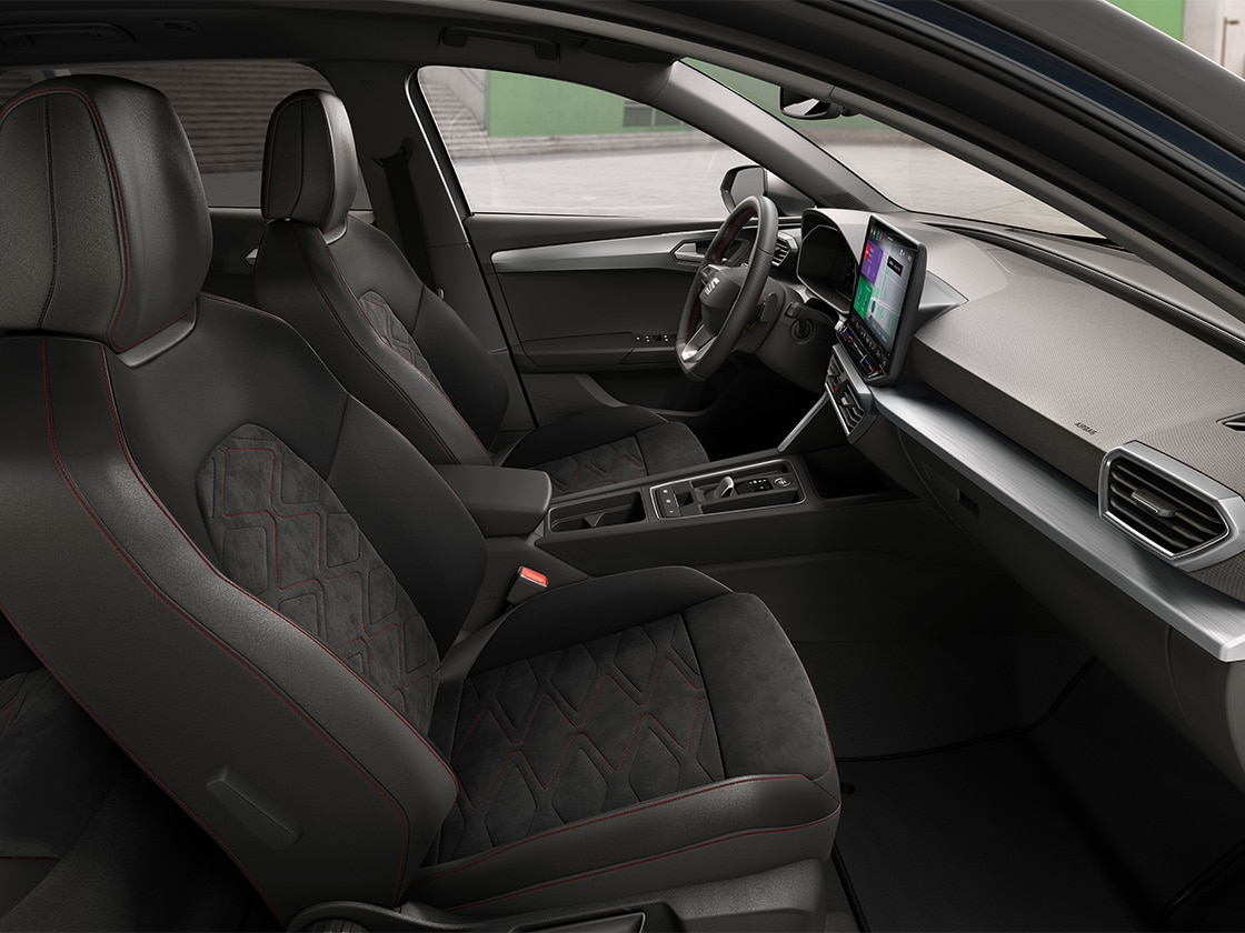 Vista interior del SEAT León con asientos deportivos Dynamic®, diseñados para ofrecer el máximo apoyo y una experiencia deportiva y cuidada al volante.