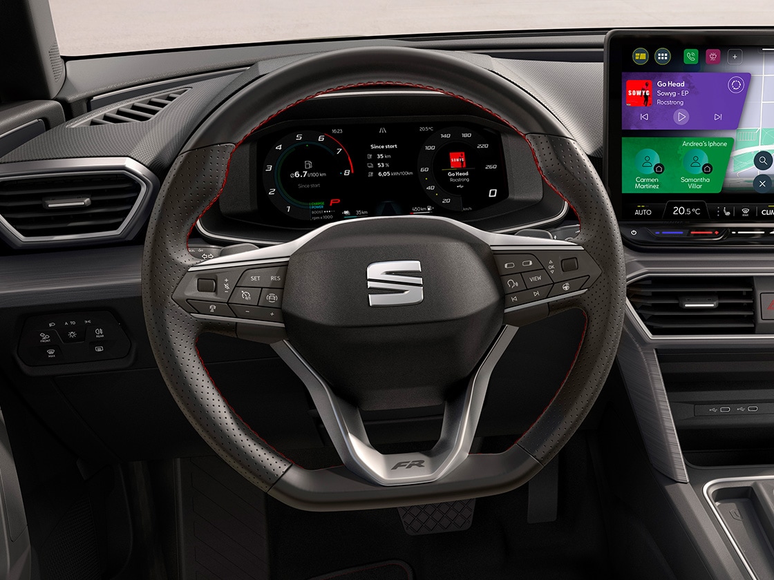 Interior de un SEAT León donde aparece la vista completa del volante calefactado, que forma parte del paquete Invierno, que también incluye asientos delanteros calefactados.