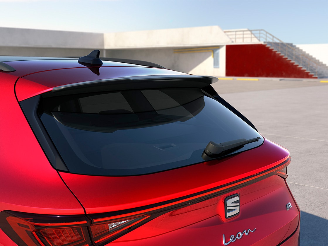 SEAT León rojo con un portaequipajes deportivo, que mejora el flujo aerodinámico y el rendimiento de los acabados básico o avanzado.