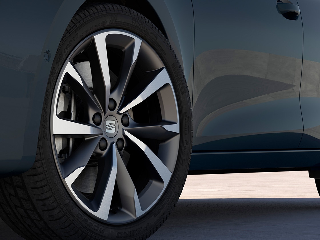 Llantas de aleación mecanizadas Performance en gris Cosmo de 46 cm (18")con diseño elegante y líneas definidas.