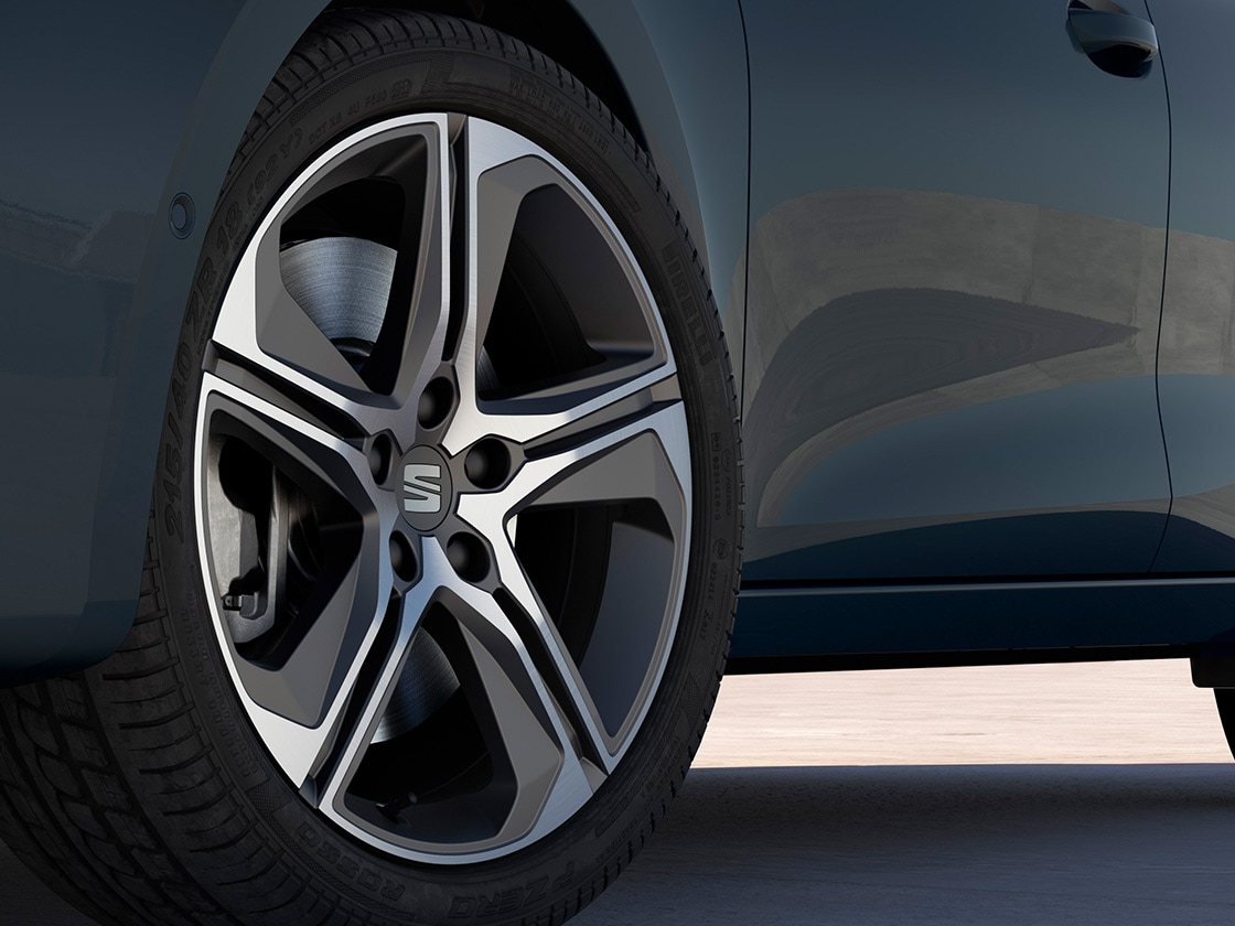 Llantas de aleación mecanizadas Performance en gris Cosmo de 46 cm (18")para el SEAT León Sportstourer FR.