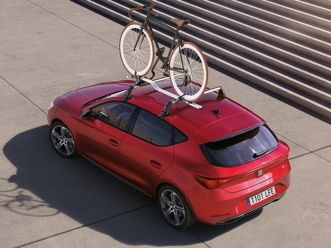 SEAT León rojo equipado con portabicicletas, ideal para transportar tu bici y explorar nuevas aventuras. Ideal para los modelos de cinco puertas de la gama.