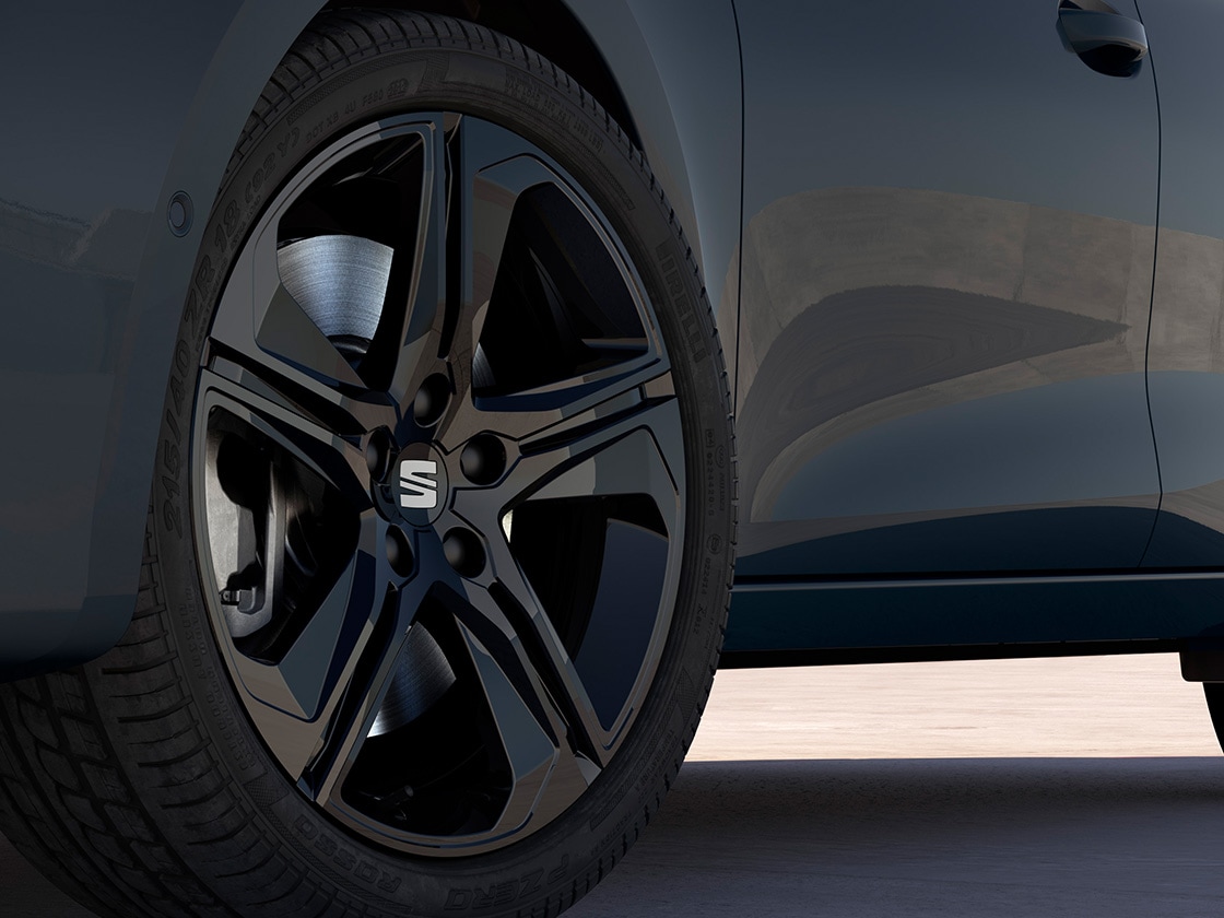 Primer plano de la llanta de aleación Performance de 46 cm (18") del SEAT León Sportstourer FR Black Edition, donde se ve su diseño elegante y deportivo.