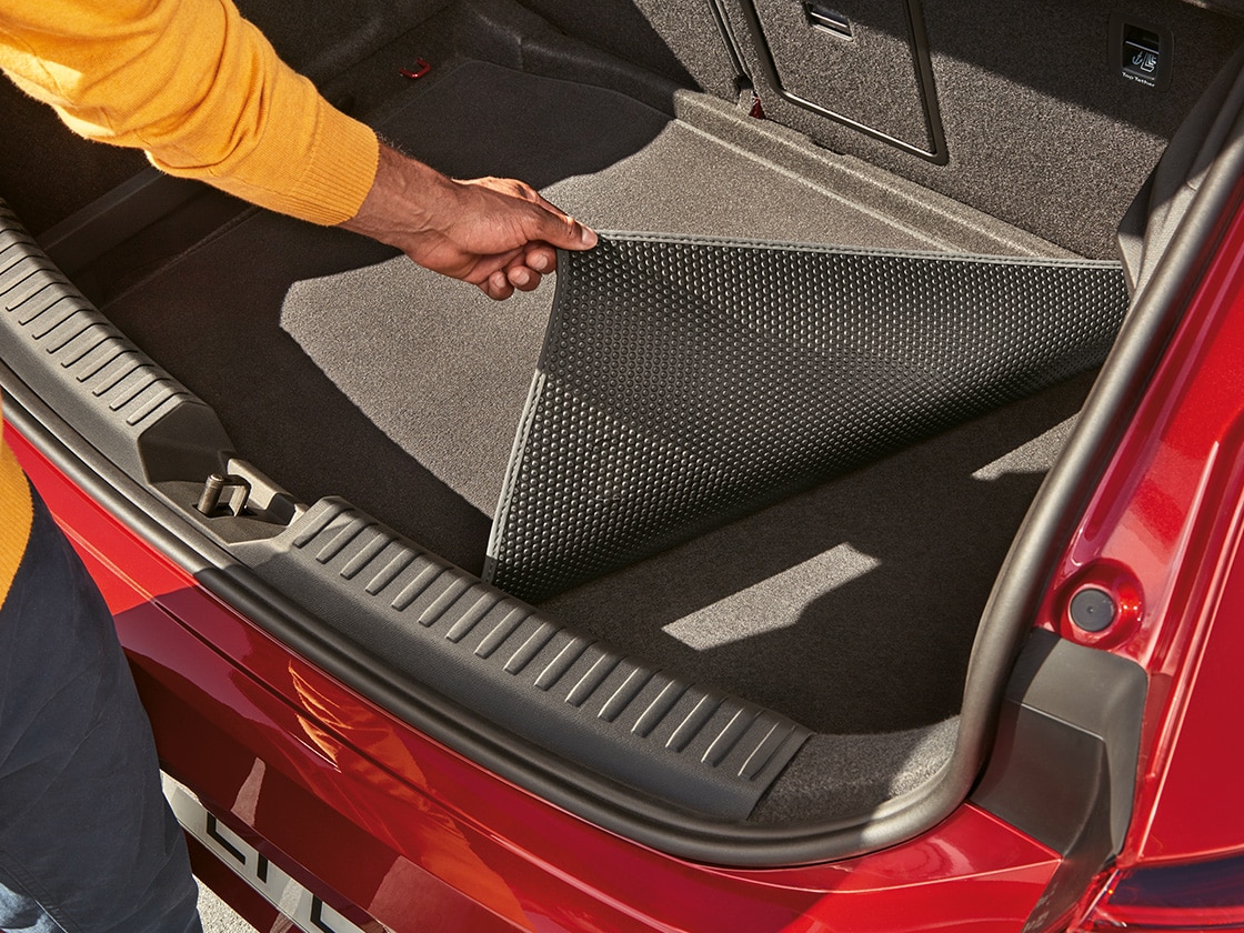 Alfombrilla del maletero reversible, duradera e impermeable del SEAT León Sportstourer, con una alfombrilla resistente por un lado y una robusta superficie de goma por el otro. 