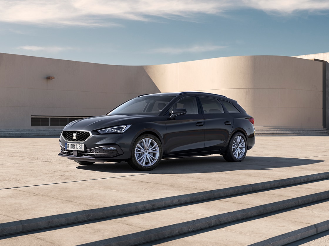 El SEAT León Style, con un exterior sofisticado, elegantes llantas de aleación y cristales traseros tintados. Diseñado para ofrecer comodidad y elegancia, es una elección fabulosa de entre todos los coches en venta.
